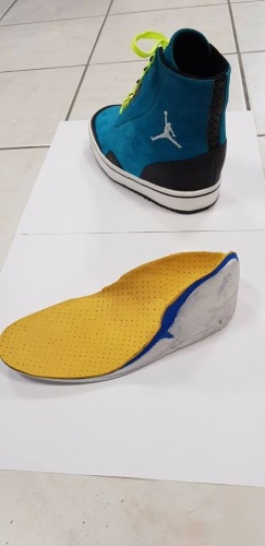 Réalisation Confort orthopédie d'une paire de chaussures orthopédiques sur mesure imitation Jordan destinée à un enfant paraplégique